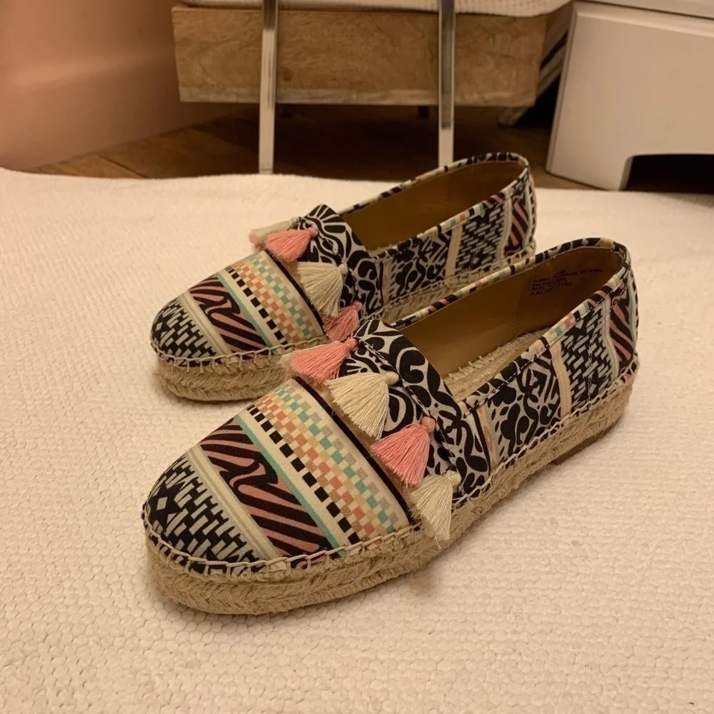 Like NEW CROWN vintage Kalani Flatform Slip-On